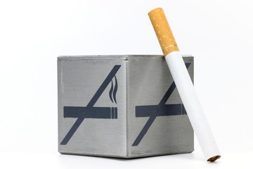 Zigarette mit Rauchverbotsymbol isoliert auf weißem Hintergrund