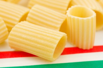 paccheri, pasta italiana