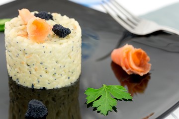 tortino di riso con salmone e caviale