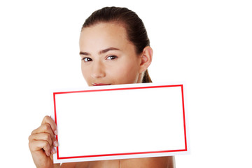 Naklejka premium Young beautiful casual woman holding copy space.