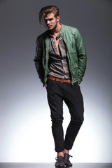 Naklejka premium handsome man in leather jacket looking away