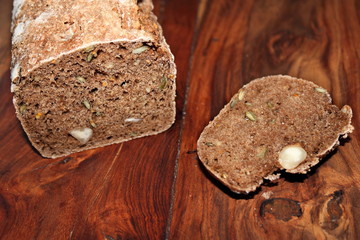 Würzbrot auf Holz