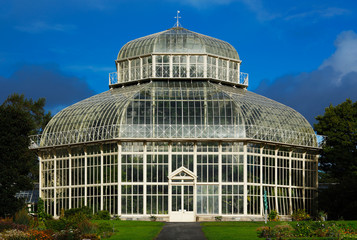 Fototapeta na wymiar Szklarnia Narodowego Ogrodu Botanicznego w Dublinie, w Irlandii