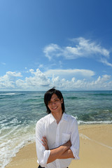 南国の美しいビーチと笑顔の男性