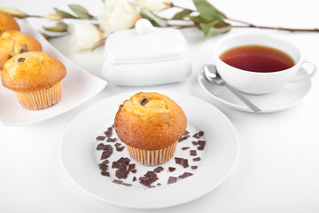 Muffins mit einer Tasse Tee