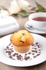Ein Muffin mit Tasse Tee
