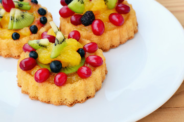 Sponge cake flan with fruits