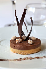 Dessert au chocolat, amandes et chips de chocolat 