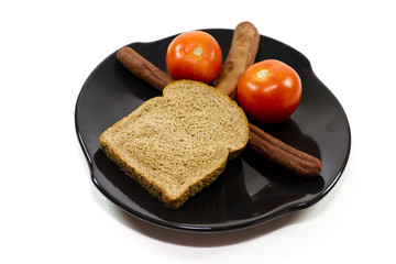 Frische Bratwürste mit Toastbrot und Tomaten