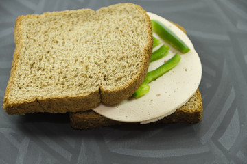 Frische Wurst mit Grüner Paprika und Toast