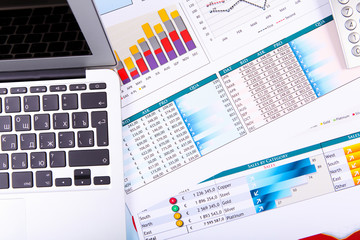 Obraz premium Financial papers on the table