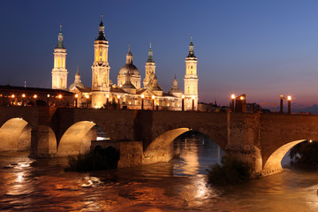 Fototapeta na wymiar View of the basilica of the Virgen del Pilar and Ebro river, on