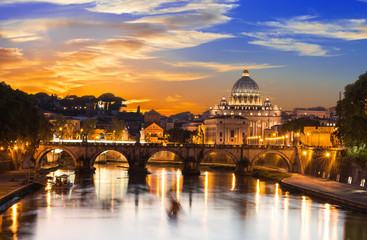 Fototapeta na wymiar Zachód słońca widok z Bazyliki Świętego Piotra i rzekę Tyber w Rzymie. Włochy