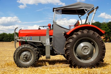 Obraz premium Oldtimer -alter MF Traktor