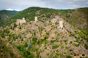 Fototapeta na wymiar Cztery zamki Lastours panoramiczny widok