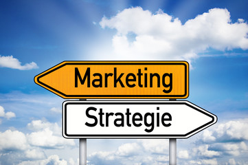 Wegweiser mit Marketing und Strategie
