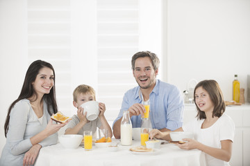 Obraz na płótnie Canvas family breakfast