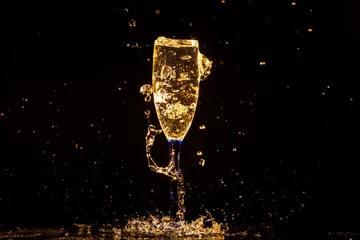 Cercles muraux Alcool Verser le champagne