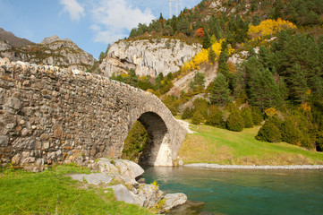 Fototapeta na wymiar Romanesque bridge