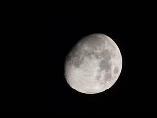 Near full moon © Claudio Divizia
