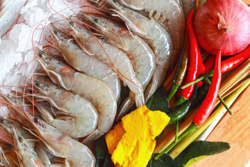Fresh shrimp with garnish for soup.