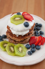 Vollwert Pancakes mit Früchten