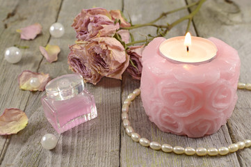Obraz na płótnie Canvas Rose candle with pink fragrance