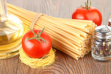 Setting pasta with tomato and garlic
