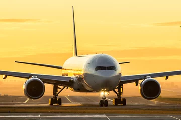 Rolgordijnen zonder boren Airplane at sunset © Senohrabek