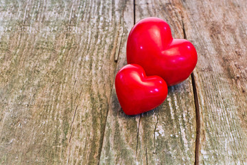 2 rote Herzen auf Holz