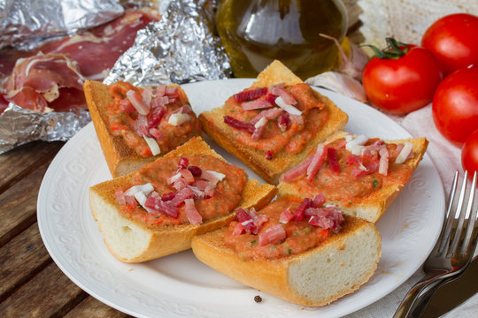 bread with tomatoes and jamon