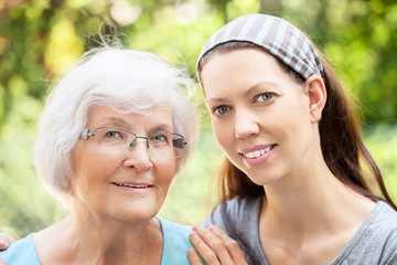 Seniorin und erwachsene Enkelin