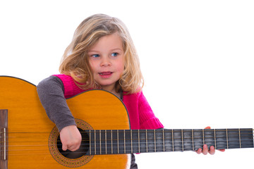 Kleines Mädchen spielt Gitarre