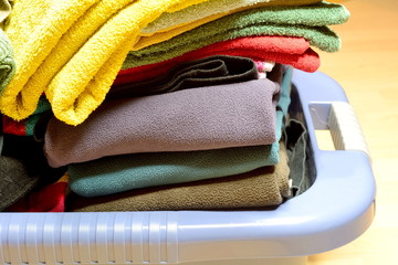 Bilder und Videos suchen: kleiderstapel