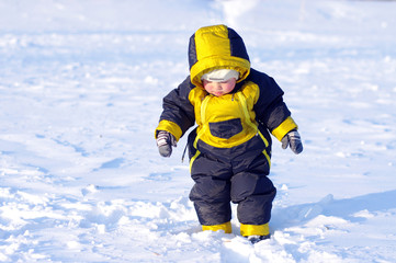 Fototapeta na wymiar baby walking in winter