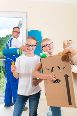 Vater und Töchter  renovieren ein Zimmer