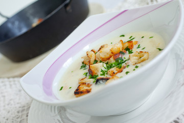 Rahmsuppe mit Croutons