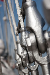 Ovens connection of the deck through shackles