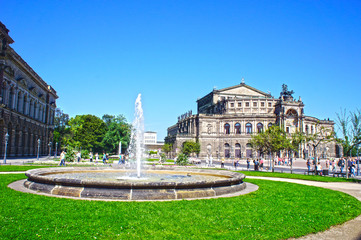 Obraz premium Opera Sempera i powóz z końmi, Drezno, Niemcy