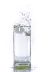 Chute de glaçon dans un verre d'eau - Eclaboussures, plouf  et
