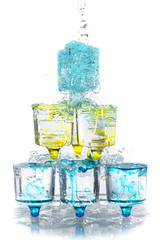 Pyramide de verres remplis d'eau et de colorant bleu sur lesquel