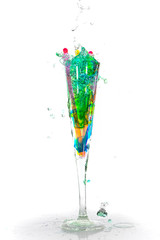 Verre d'eau mélangé à du colorant alimentaire