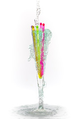 Verre rempli d'eau dans lequel avec du colorant alimentaire sur