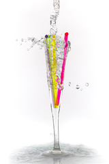 Verre rempli d'eau dans lequel avec du colorant alimentaire sur