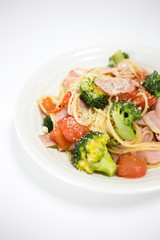 トマトとブロッコリーとベーコンのパスタ