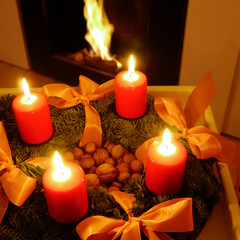 adventskranz und kamin
