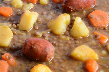 Lentejas con patatas chorizo y zanahoria