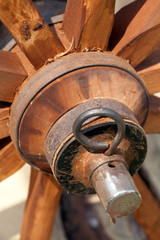 Деревянное колесо от старой телеги