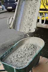 bétonneuse déchargeant beton