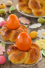 Obraz na płótnie Canvas Easter cakes in the form of a wreath with a painted egg.